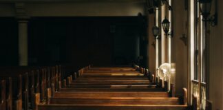 동네교회가 부흥하기 위한 8가지 방법은? brown wooden church bench near white painted wall