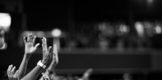조셉 마테라 박사 ‘기독교에 주목하게 하는 7가지 문화 요인은?’ grayscale photography of hands waving