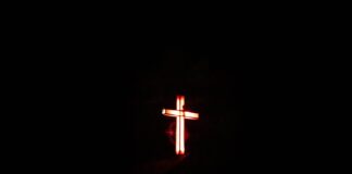 무슬림 전도하던 우간다 기독교인, 흉기로 살해당해 cross with light