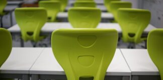 20년 이상 연구한 교회 새신자반, 수업 효과 높이려면? chairs on table