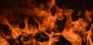 산불로 고통받는 원주민 공동체를 위해 함께 기도해 주세요! flames in close up view