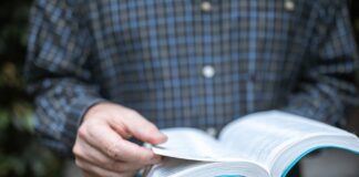 ‘복음 전파’ 캐나다 교회의 우선 순위에서 밀렸다 person in blue and white plaid long sleeve shirt holding white paper