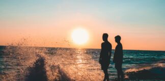 내가 가져야 할 태도 _이진종 <시인, 목사> two men standing on seashore